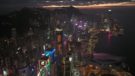 iluminación colorida de rascacielos modernos en el horizonte de la isla de hong kong con brillo en el cielo
