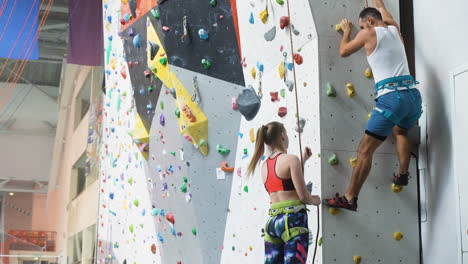 personas en un centro de pared de escalada