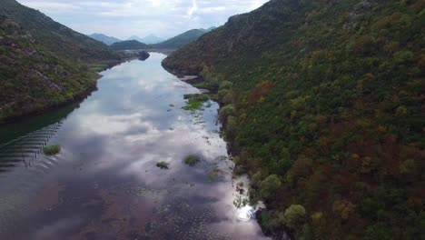 una asombrosa antena sobre un barco de pesca mientras se mueve a lo largo de un río en montenegro 2
