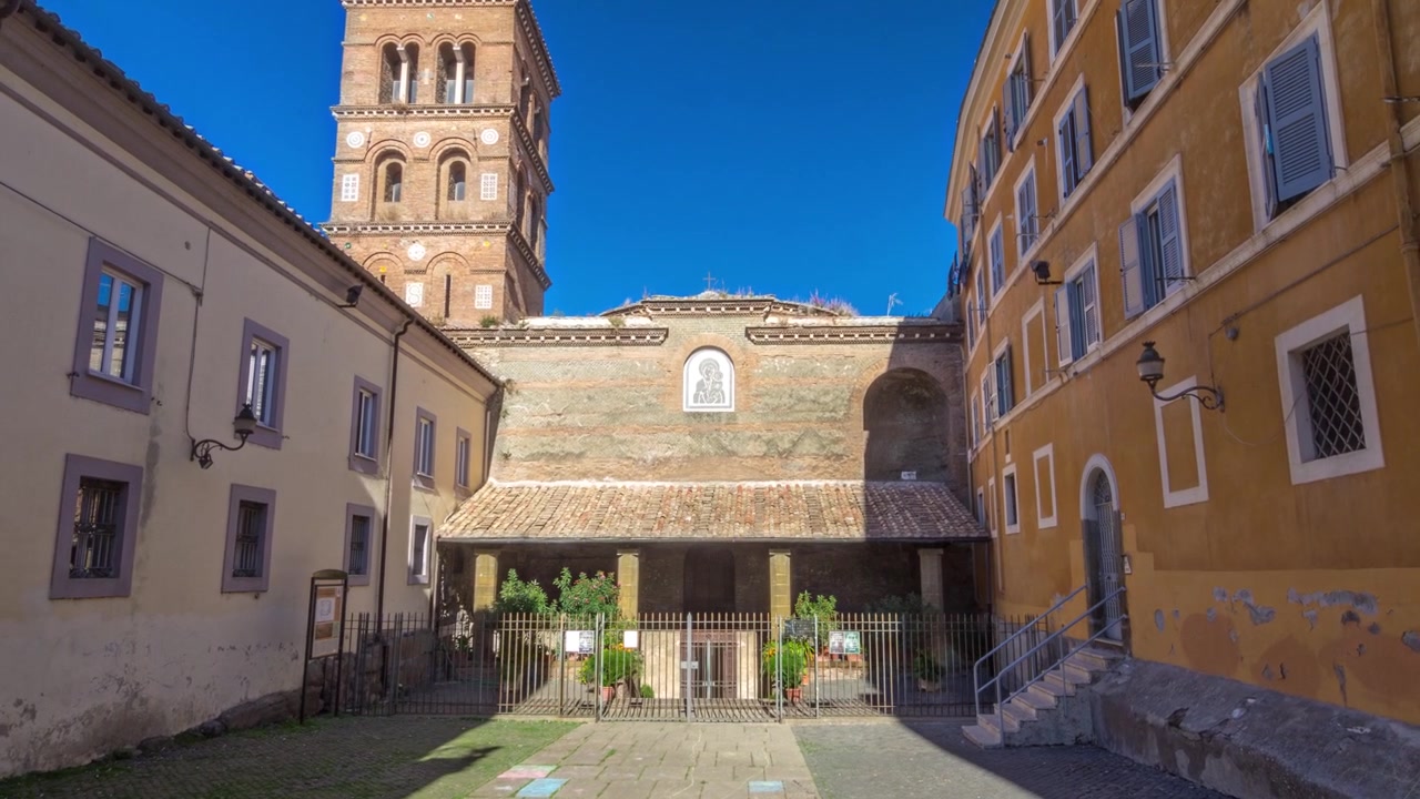 Timelapse Hyperlapse af Saint Maria af Rotonda Kirke i Albano Laziale, Italien. Frontal udsigt med indgang, der indfanger den tidløse skønhed i italiensk kirkearkitektur