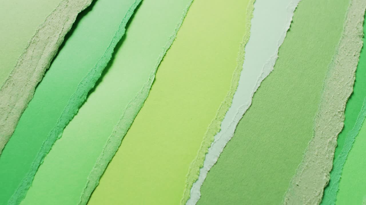 video de primer plano de pedazos rasgados de fondo de papel verde