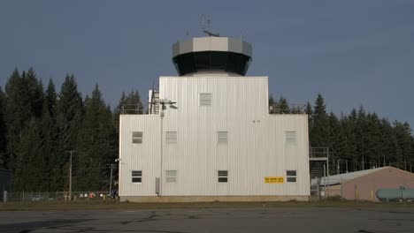 torre de control de tráfico aéreo del aeropuerto municipal de campbell river - estática