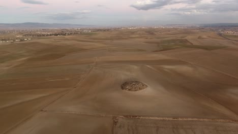 Drone-Vuela-Sobre-Una-Pequeña-Colina