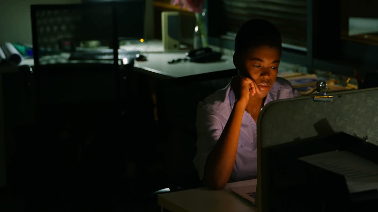 Dirigente donna che lavora al laptop alla scrivania 4k