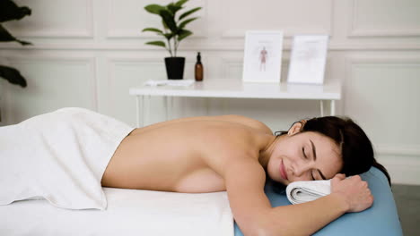mujer relajándose en una cama de masaje