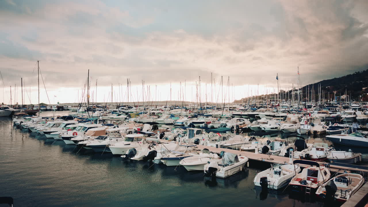 Ampia veduta di un grande porto turistico completamente occupato con file di piccole imbarcazioni e yacht