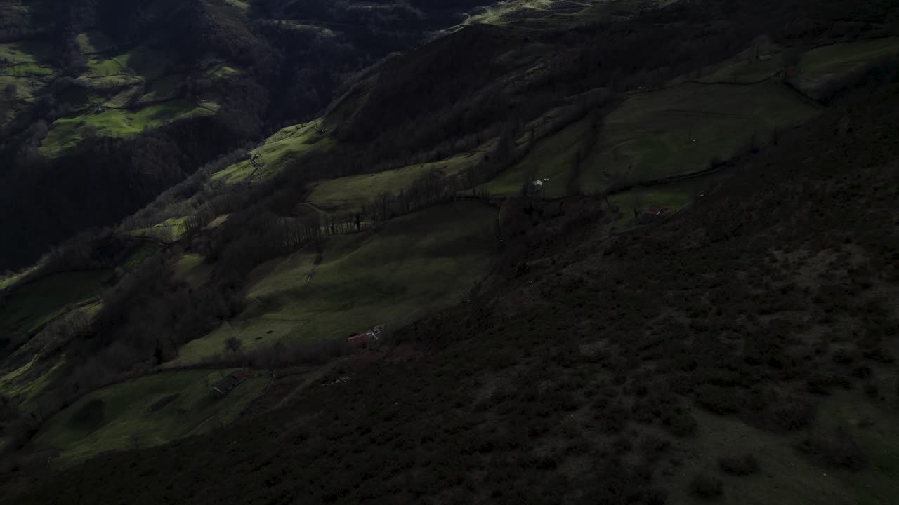 드론은 스페인 아스투리아스의 숨길 만한 산과 푸른 초원을 보여줍니다.