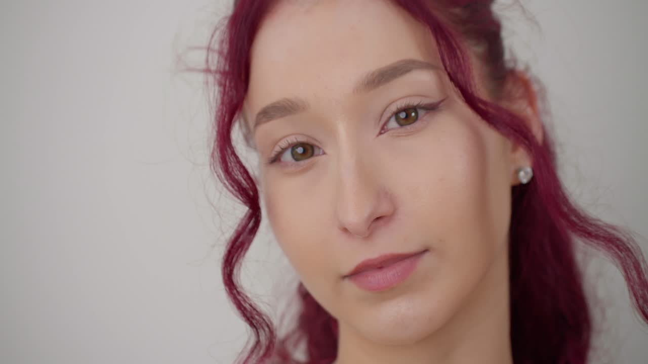 hermosa cara de mujer pelirroja en tiro medio, concepto de cuidado de la piel