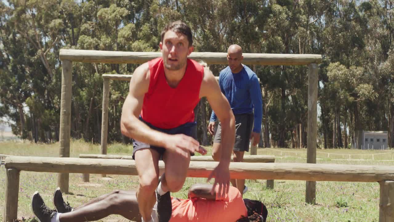 ⁇ 속의 장애물 코스에서 장애물 아래와 위로 올라가는 다양한 그룹 피트