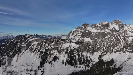 Luftaufnahme-Der-Schneebedeckten-Schweizer-Alpen-Unter-Einem-Klaren-Blauen-Himmel