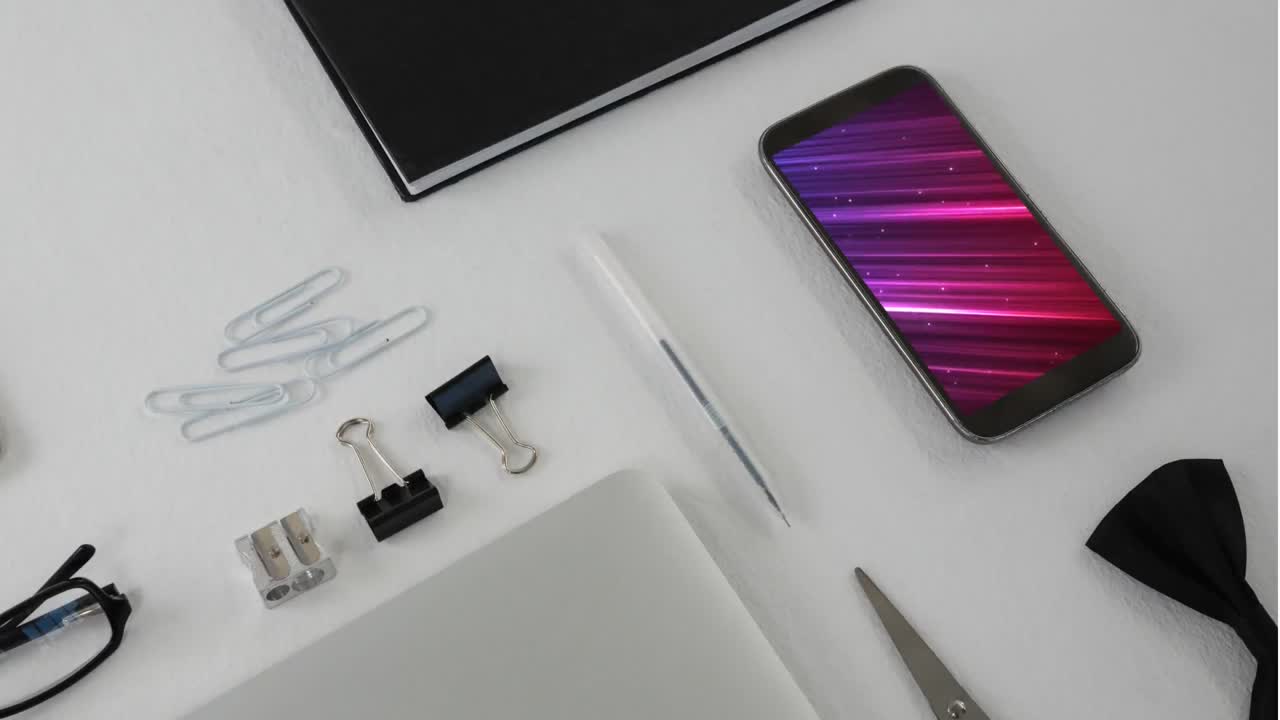 스크린에 분홍색과 파란색의 애니메이션을 보여주는 스마트폰의 애니메이션