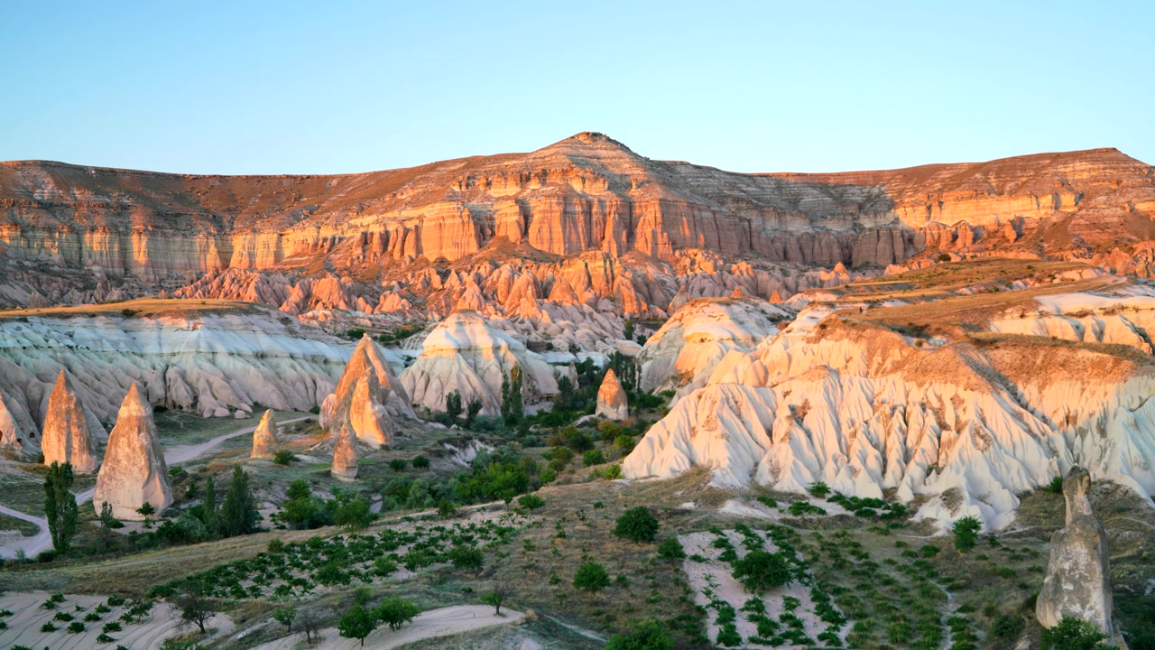 Toàn cảnh các khối đá Cappadocia lúc hoàng hôn