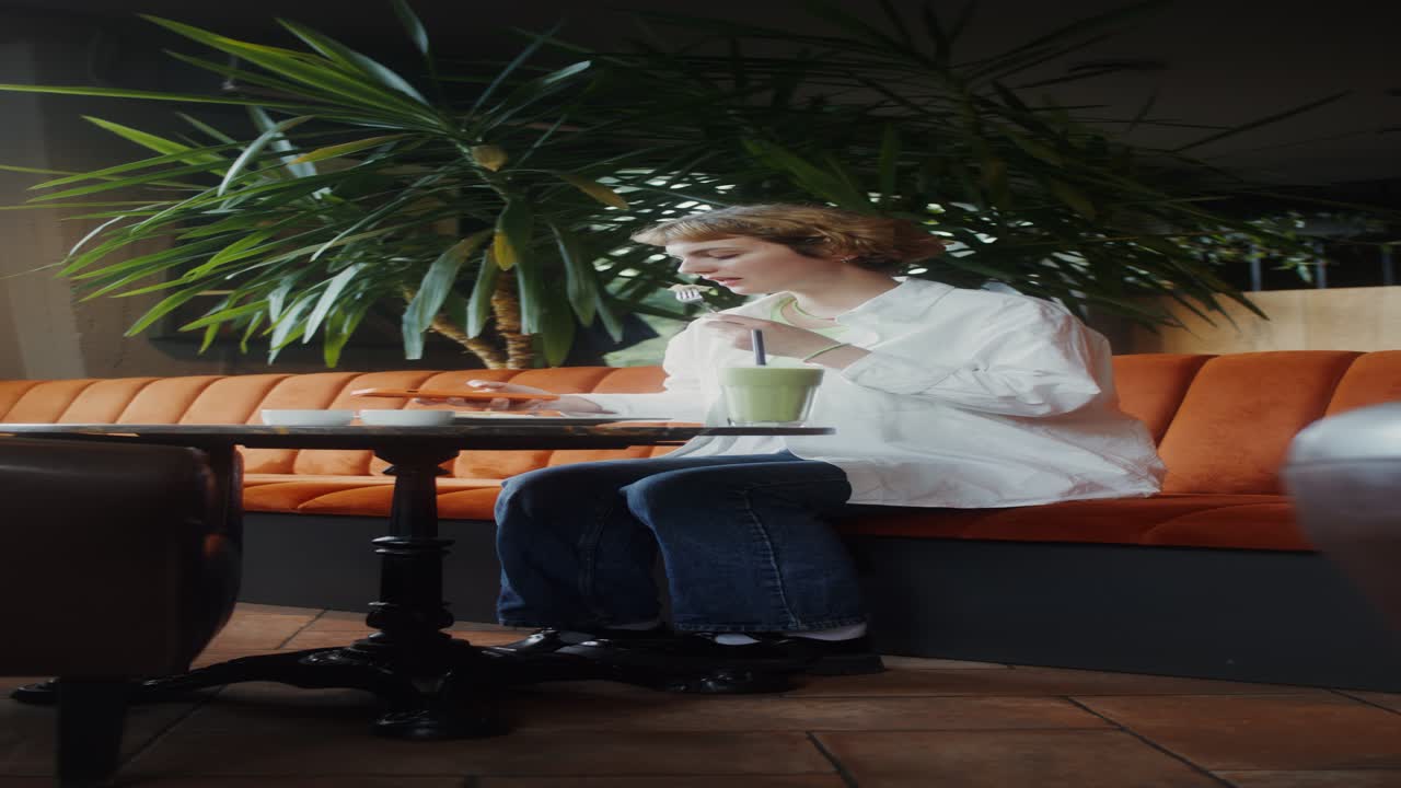 카페에서 휴식을 취하는 여자