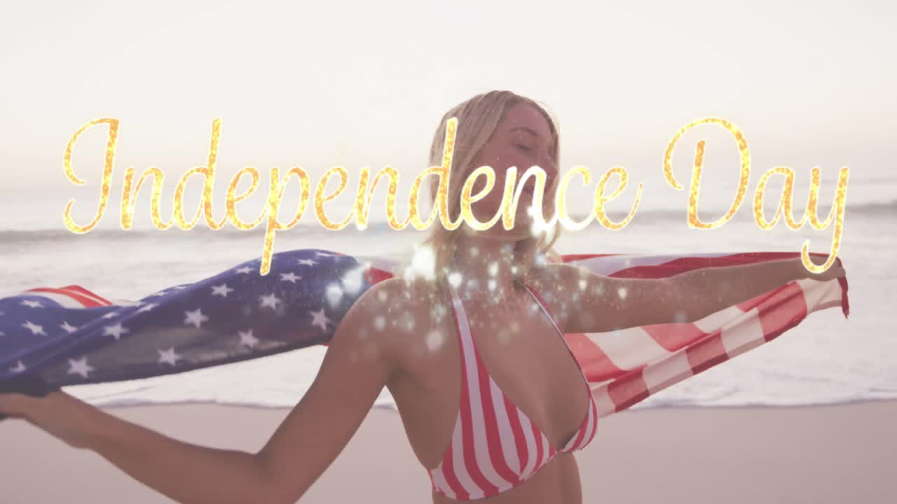 animación del texto del día de la independencia sobre una mujer sonriente envuelta en la bandera estadounidense en la playa