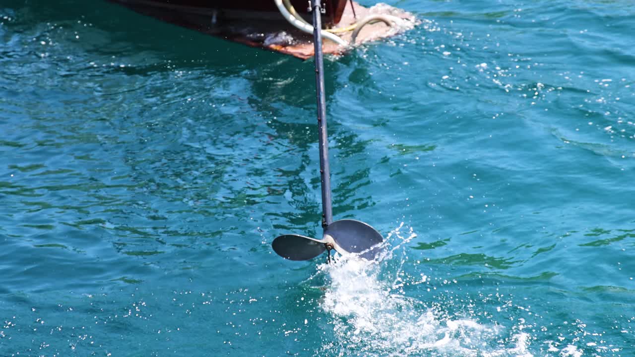 movimiento de la hélice creando salpicaduras en el océano
