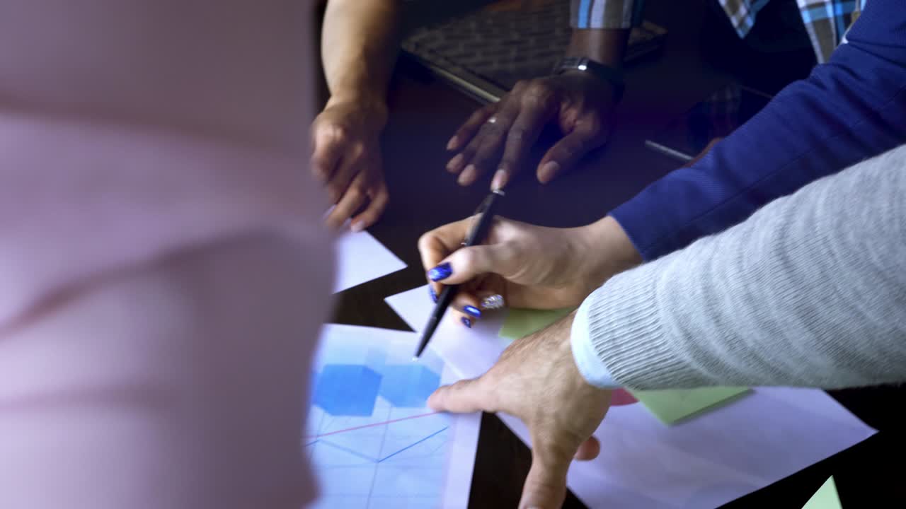 비즈니스, 스타트업 및 사람 개념 - 컴퓨터와 폴더와 함께 행복한 창의적 팀이 로프트 공유 공간에서 프로젝트를 논의합니다.