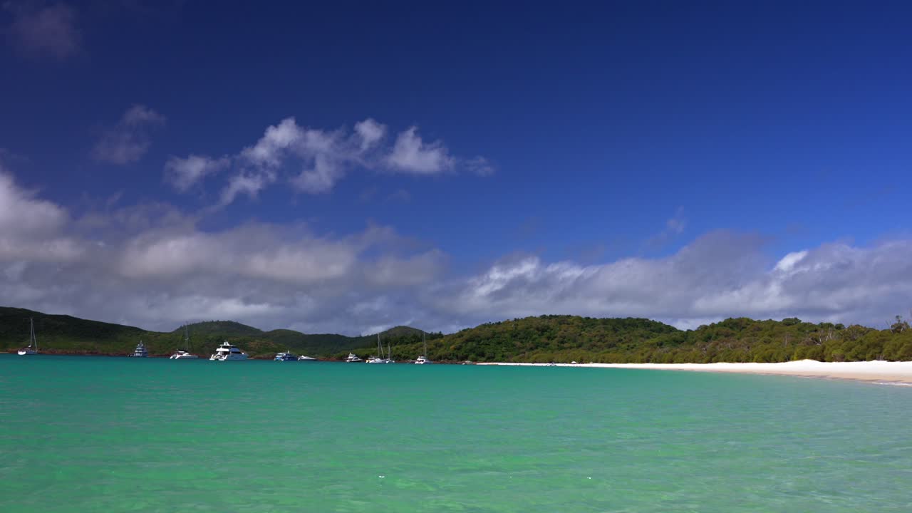 물결이 아지는 해안선 화이트헤이븐 해변, 휘트샌데이 섬, 보트, 빛 구름, 포트 에어리 국립공원, 오스트레일리아, 오스컬드, 외부 그레이트 배리어 리프, 은 파란색, 투르코이즈 바다, 휴가, 정적, 바다.