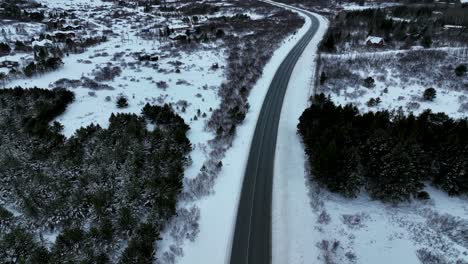 Vista-Panorámica-Aérea-De-La-Carretera-Asfaltada-Durante-El-Invierno-Con-Coches-Que-Viajan-En-El-Sur-De-Islandia