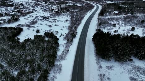 Luftpanoramablick-Auf-Die-Asphaltstraße-Im-Winter-Mit-Autos,-Die-In-Südisland-Reisen