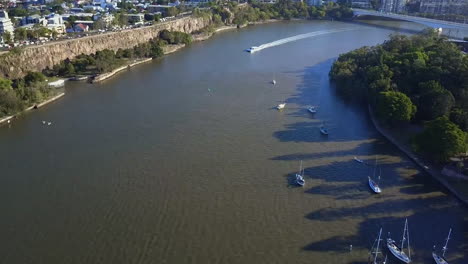 Toma-Aérea-De-City-Cat-Y-Jet-Ski-En-El-Río-Brisbane,-Queensland