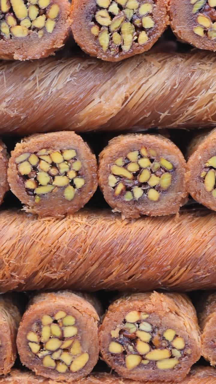 Assortimento di dolcetti Baklava dorati ripieni di pistacchi