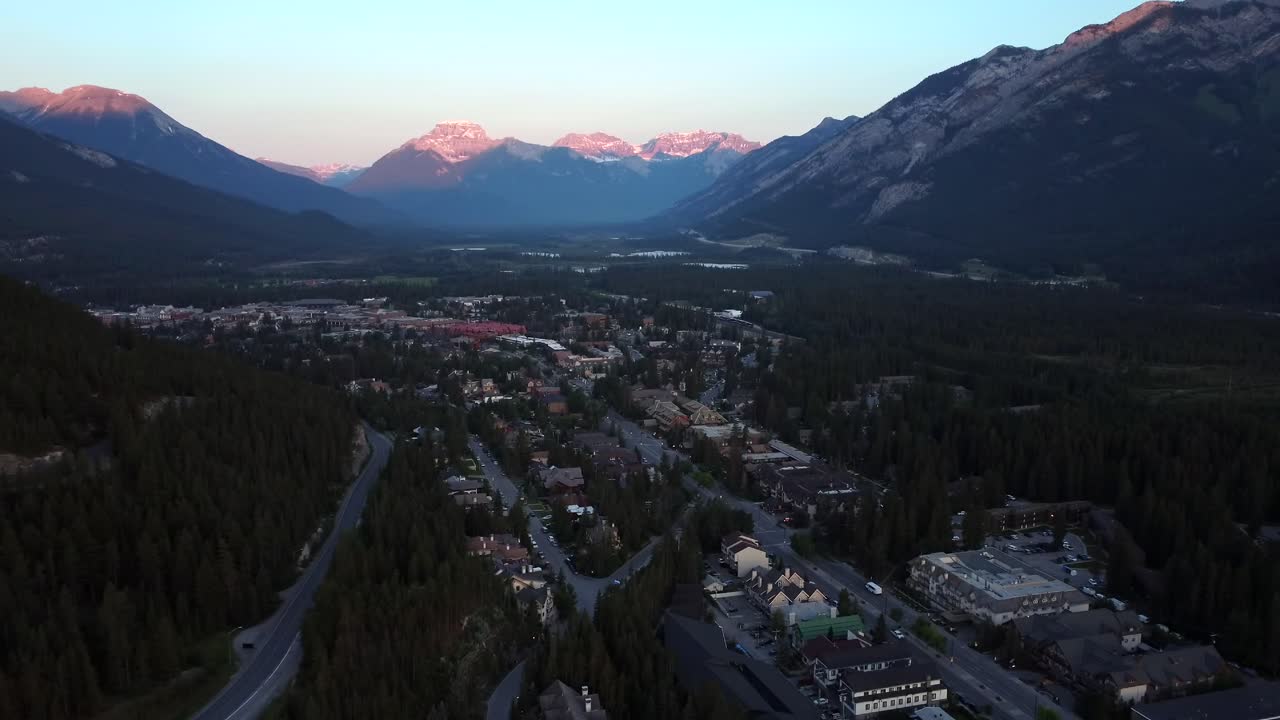 Ripresa con drone della città di Banff e del Parco Nazionale all'alba nelle Montagne Rocciose in Canada