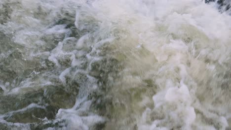 toma en cámara lenta de corrientes de agua que caen desde una altura