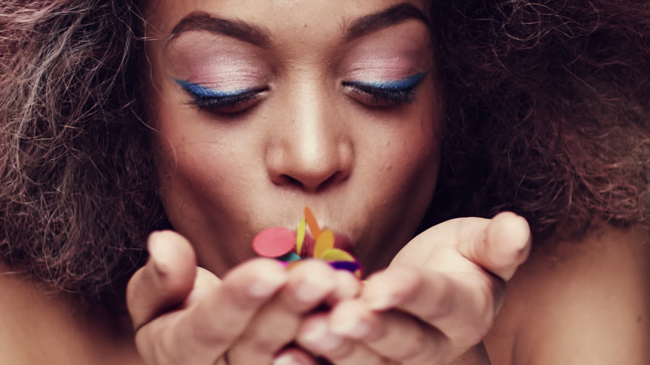 hermosa mujer hispana soplando confeti de color cámara lenta - dragón épico rojo