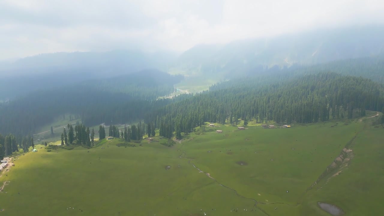 Doodhpathri (Valle del Latte) è una destinazione turistica e una stazione collinare nel territorio dell'Unione indiana di Jammu e Kashmir. Si trova nell'area di Khan Sahab, nel distretto di Budgam.