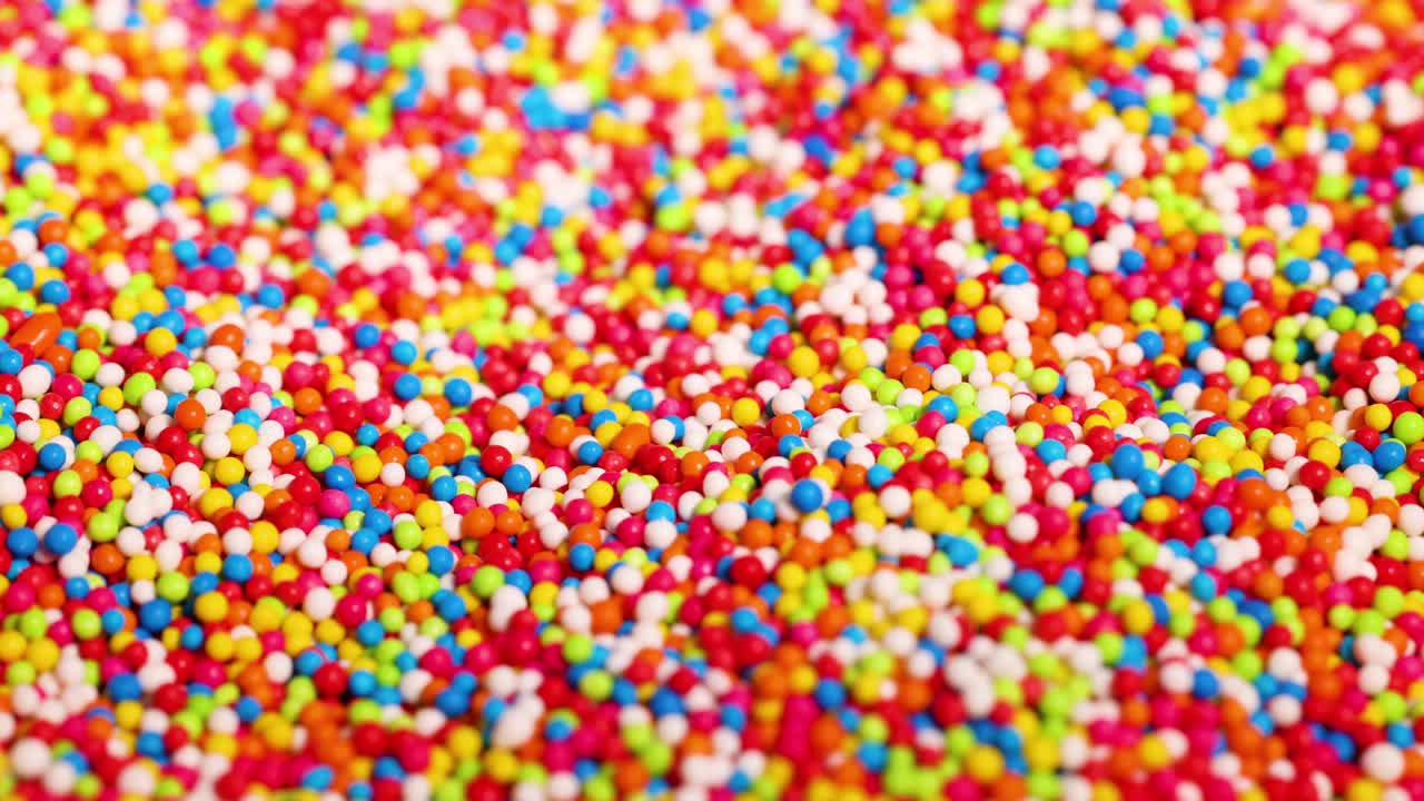 mano interactuando con salpicaduras de colores en la superficie