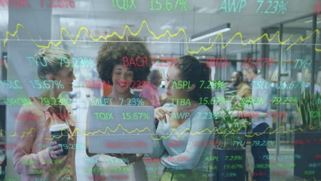 animación del procesamiento de datos financieros sobre diversas mujeres de negocios que usan computadoras portátiles en la oficina.