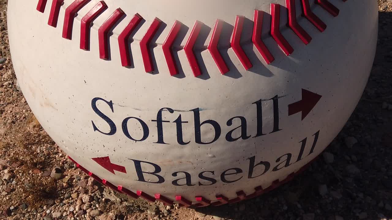 inclinación hacia abajo desde la parte superior de un cartel de béisbol en dirección al campo, papago park, papago sports complex, phoenix, arizona