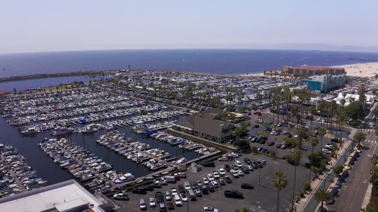 캘리포니아 주 레돈도 비치 (redondo beach) 의 태평양을 바라보는 킹 하버 마리나 (king harbor marina) 의 낮은 파닝 항공 사진