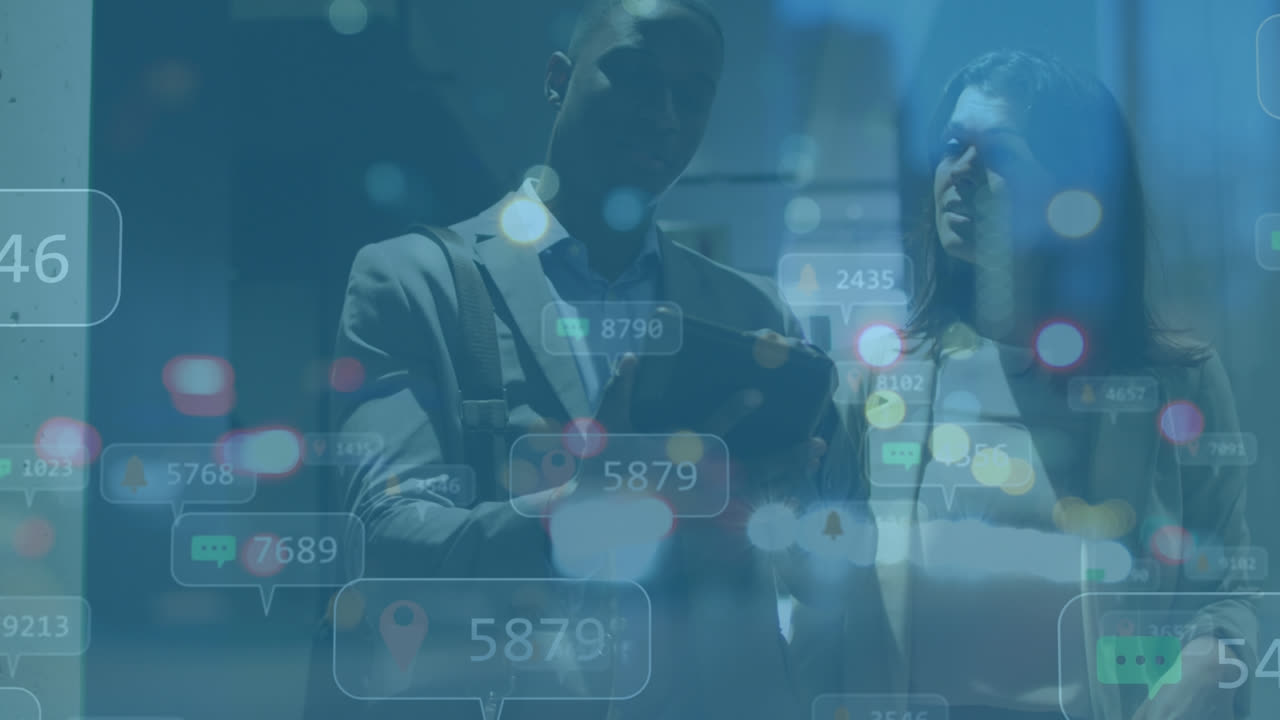 animación de iconos de los medios sobre diversas personas de negocios en la oficina