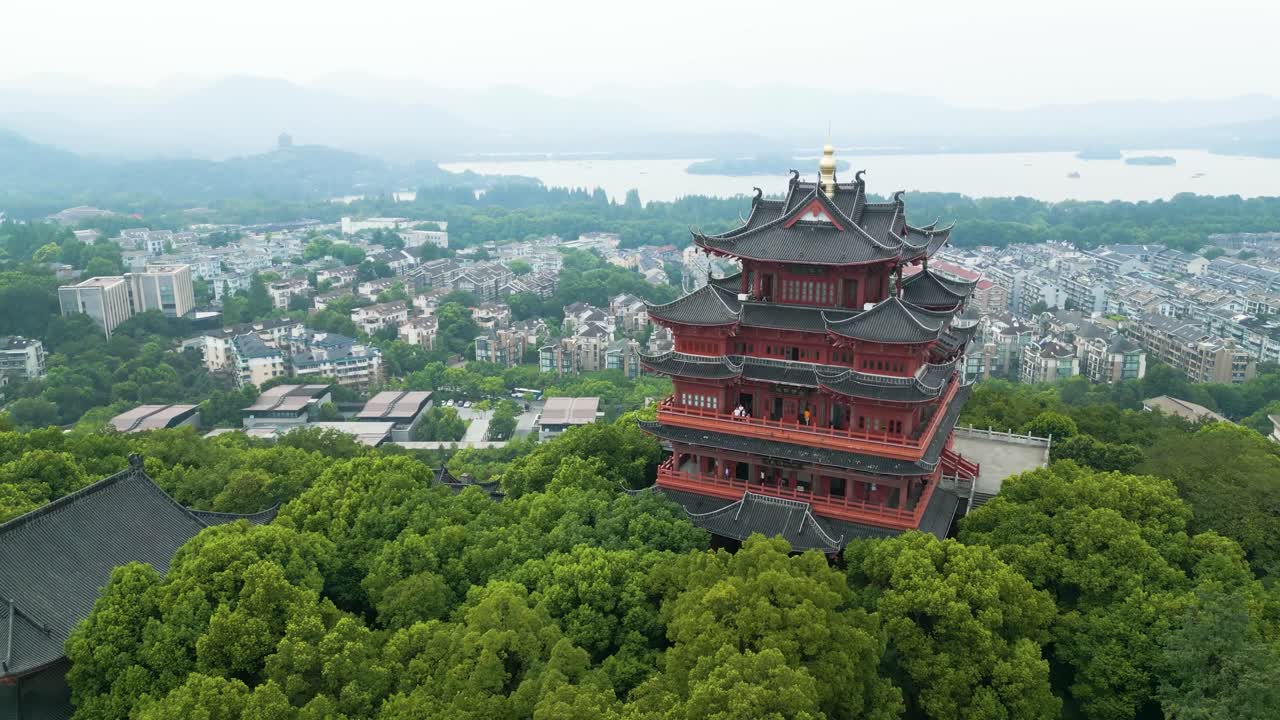 fotografía aérea de turistas que visitan el templo de dios de la ciudad de hangzhou, china