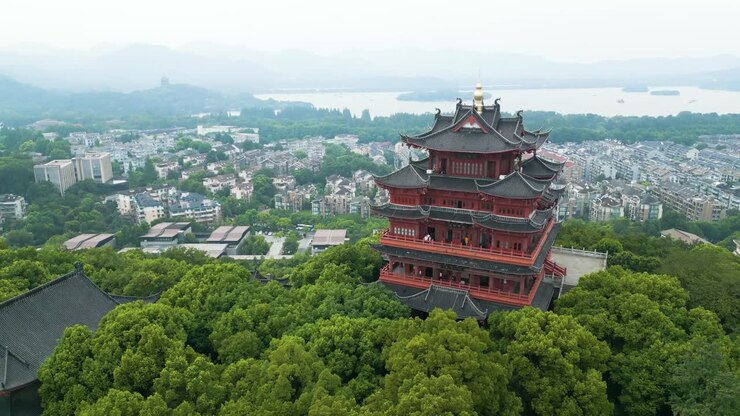 luftaufnahme von touristen, die den tempel der stadt hangzhou in china besuchen