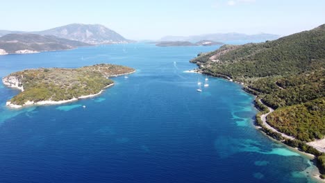 希臘利夫卡達 (lefkada) 的尼德里島和梅加尼西島 (meganisi island) 之間航行的船隻 - - 從空中