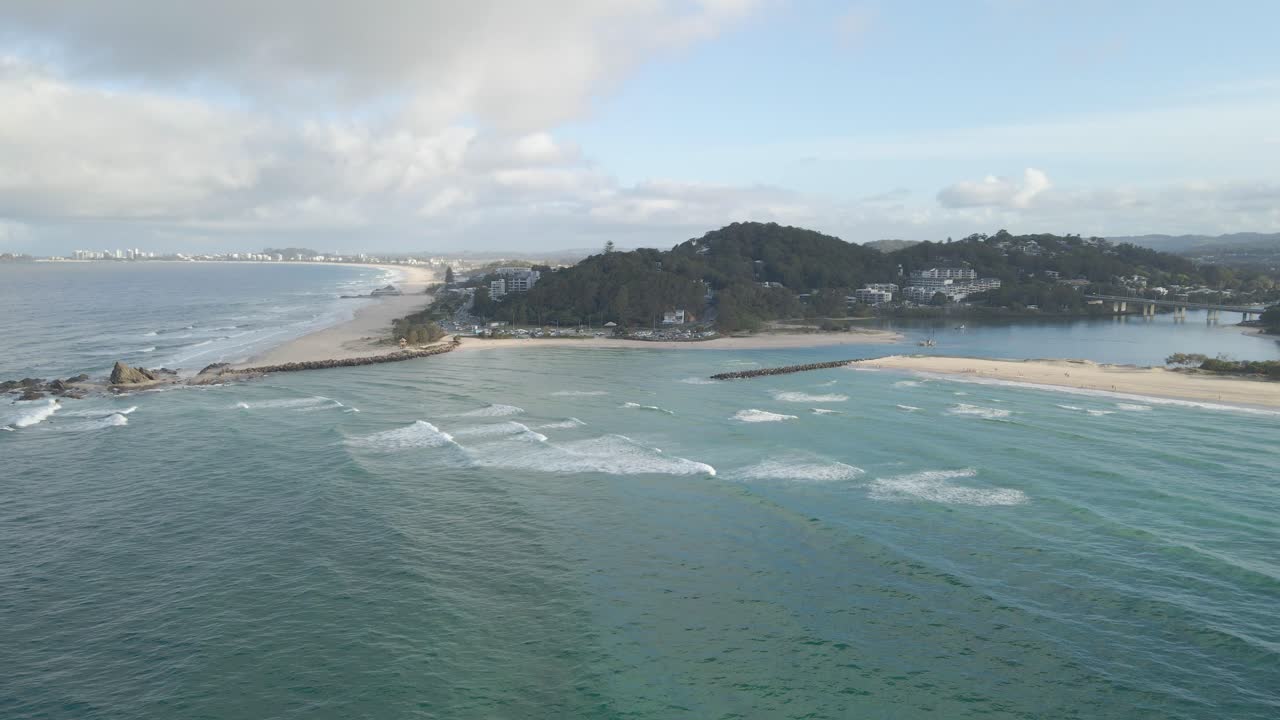 vista aérea del suburbio costero de palm beach desde la playa de currumbin con mar azul, costa dorada, queensland, australia - disparo de drones