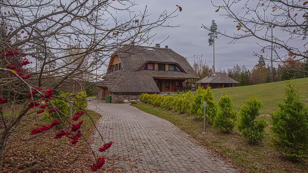 Hyperlapse d'une villa individuelle en forme de chalet avec un grand jardin.