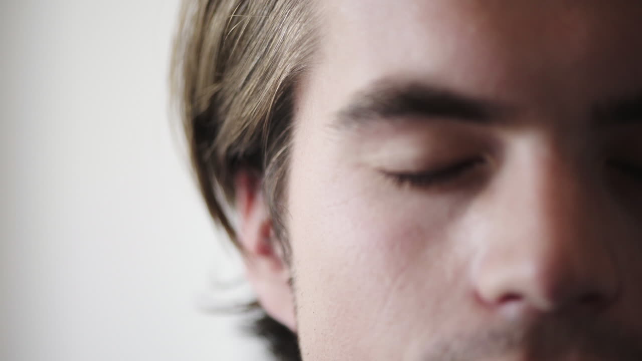 스튜디오 배경에 남자, 얼굴 또는 초록색 눈