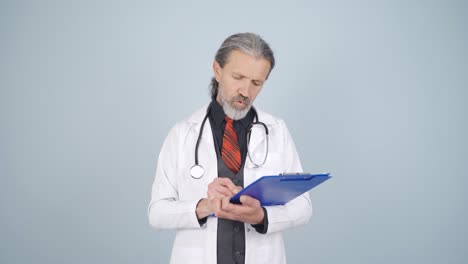 The-doctor-examining-the-paperwork-is-thoughtful.