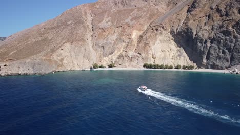 pequeño barco que transporta gente a una playa aislada en creta, grecia en verano.