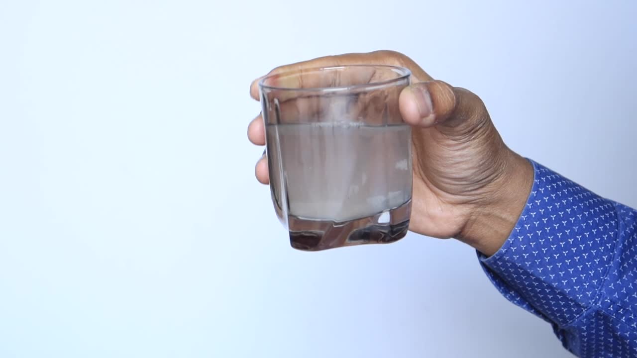 더러운 물 병을 들고