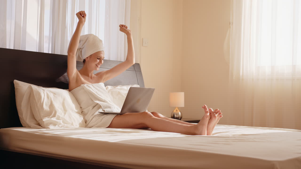 노트북으로 침대에서 휴식을 취하는 여자