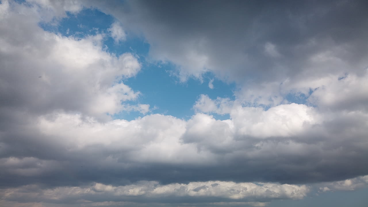 las nubes se extienden por el cielo
