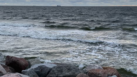 ocean waves crashing on the rocky coast