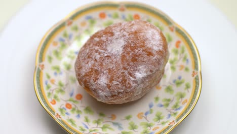 la ciambella rotola sul piatto. sfondo bianco