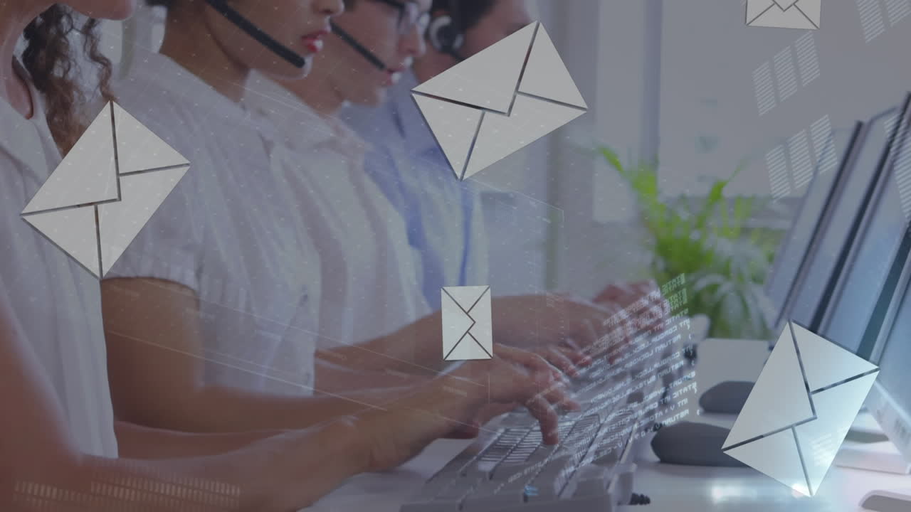 Animazione di elaborazione dati e icone email su persone d'affari con cuffie