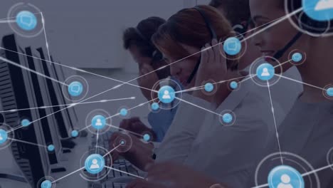 animación de una red de iconos digitales contra un equipo de diversos colegas que trabajan en la oficina