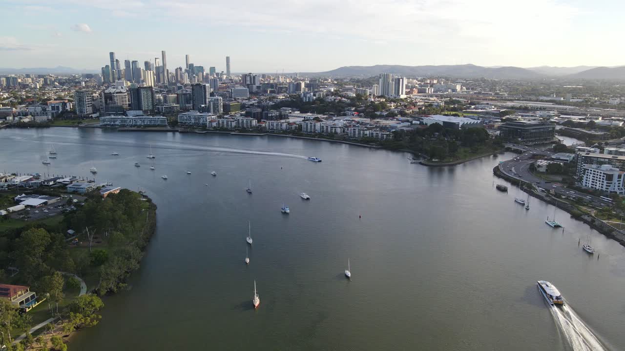 Hvide både sejler på Brisbane-floden mellem bydelene Albion og Bulimba i Queensland, Australien